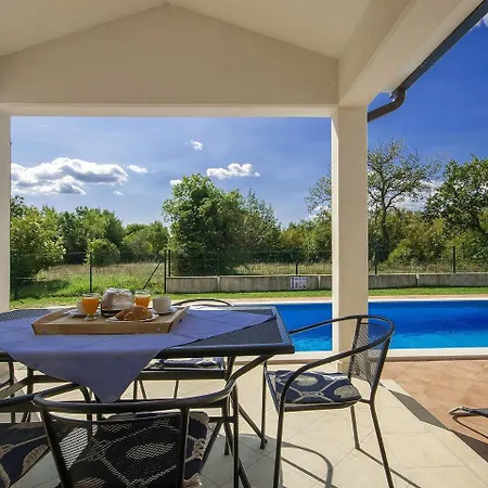 Spacious Holiday Home With Swimming Pool In Labin Prázdninový dům Labin (Istria)