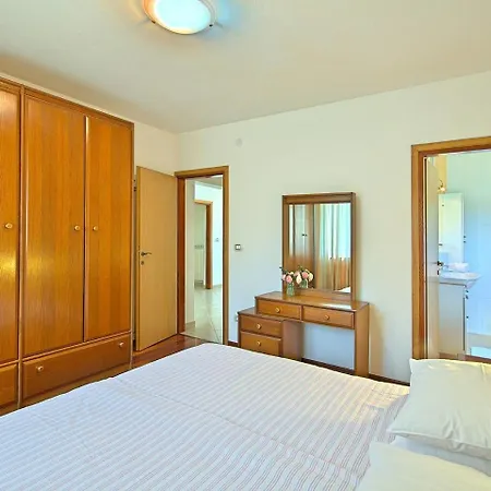 Prázdninový dům Spacious Holiday Home With Swimming Pool In Labin