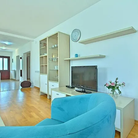 別荘 Spacious Holiday Home With Swimming Pool In Labin *