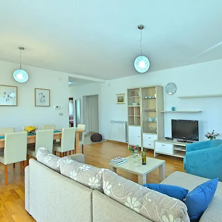 Spacious Holiday Home With Swimming Pool In Labin 別荘