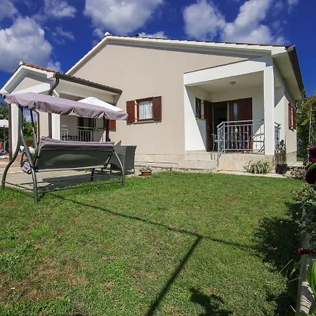 別荘 Spacious Holiday Home With Swimming Pool In Labin ラビン