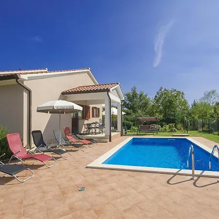 別荘 Spacious Holiday Home With Swimming Pool In Labin ラビン