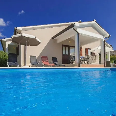 Spacious Holiday Home With Swimming Pool In Labin 別荘 ラビン