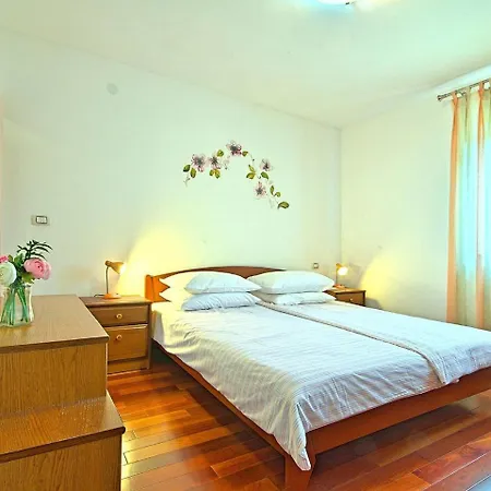 別荘 Spacious Holiday Home With Swimming Pool In Labin