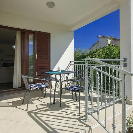 別荘 Spacious Holiday Home With Swimming Pool In Labin *